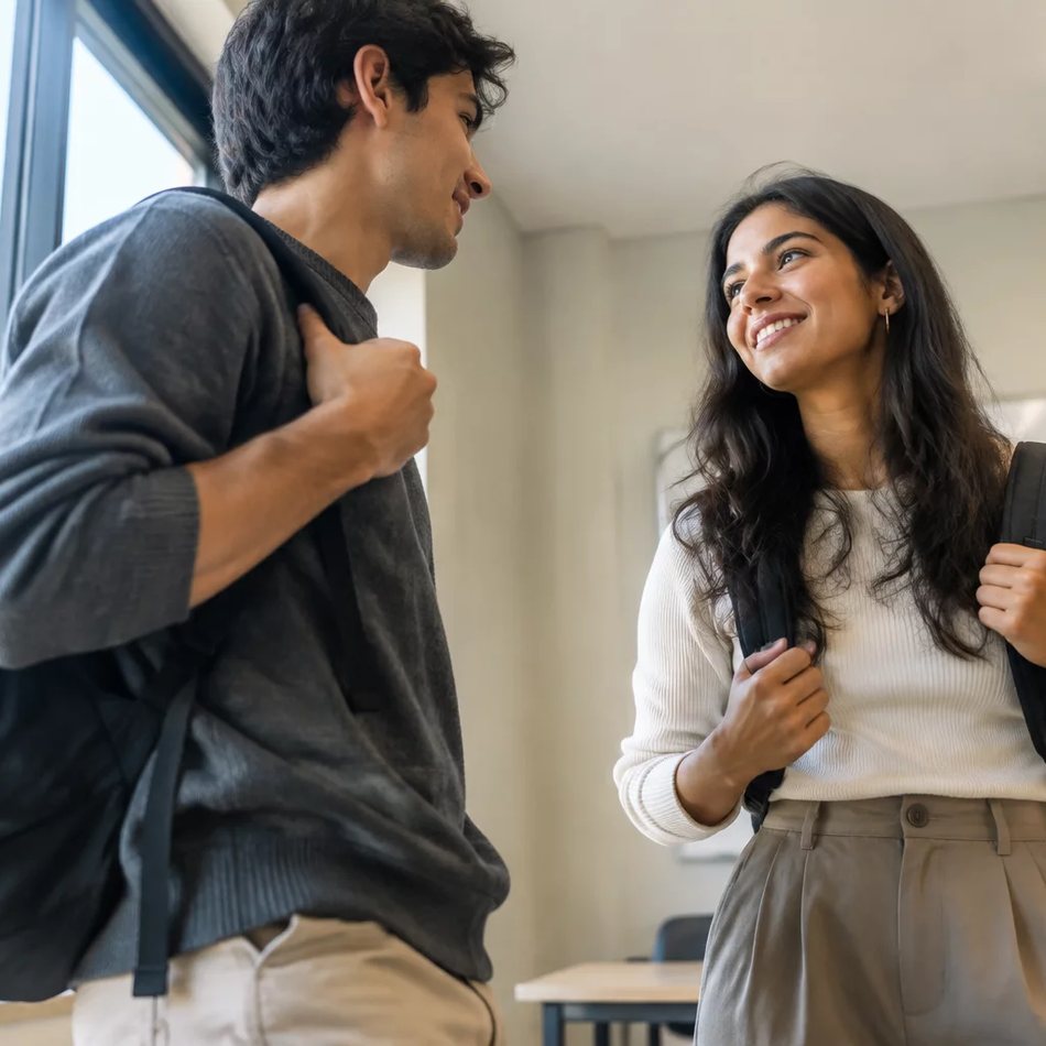Time reunido em volta de folhas impressas com os itens da pauta do dia